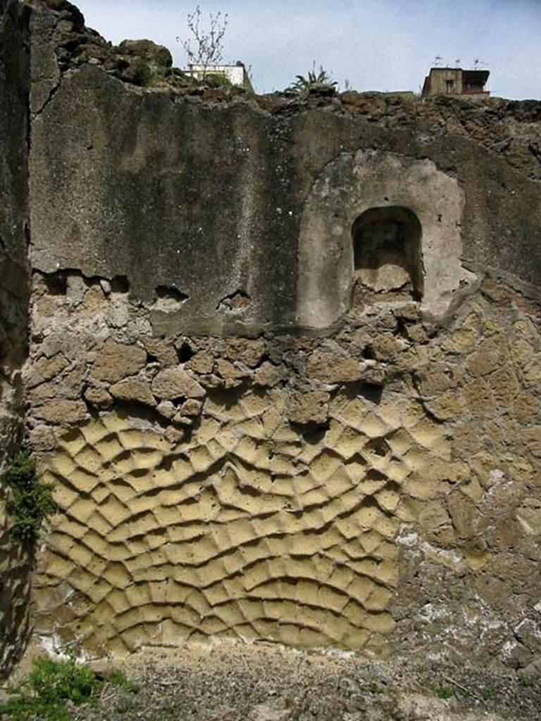 V.28, Herculaneum. May 2003. Niche in north wall of rear corridor. Photo courtesy of Nicolas Monteix.